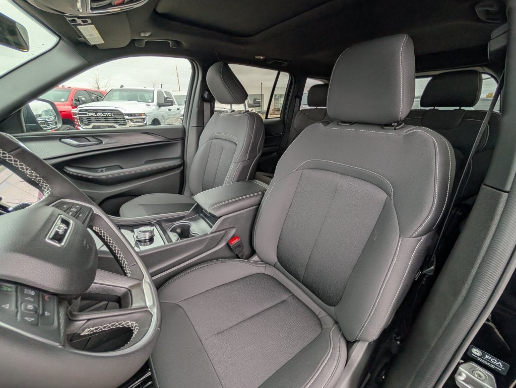 2027 Jeep Grand Cherokee LAREDO X 4X4