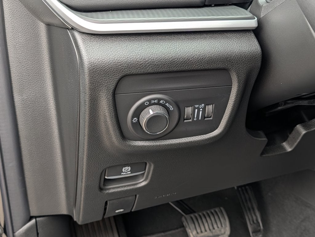 2027 Jeep Grand Cherokee LAREDO X 4X4