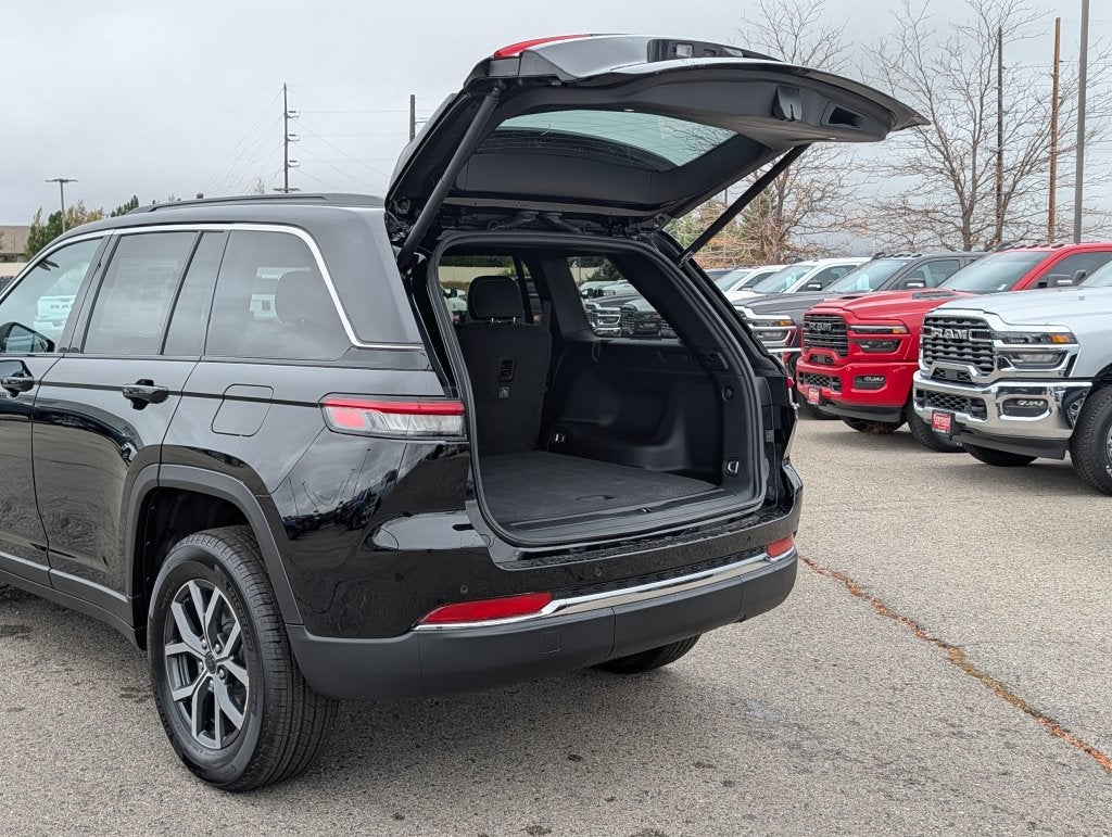 2027 Jeep Grand Cherokee LAREDO X 4X4