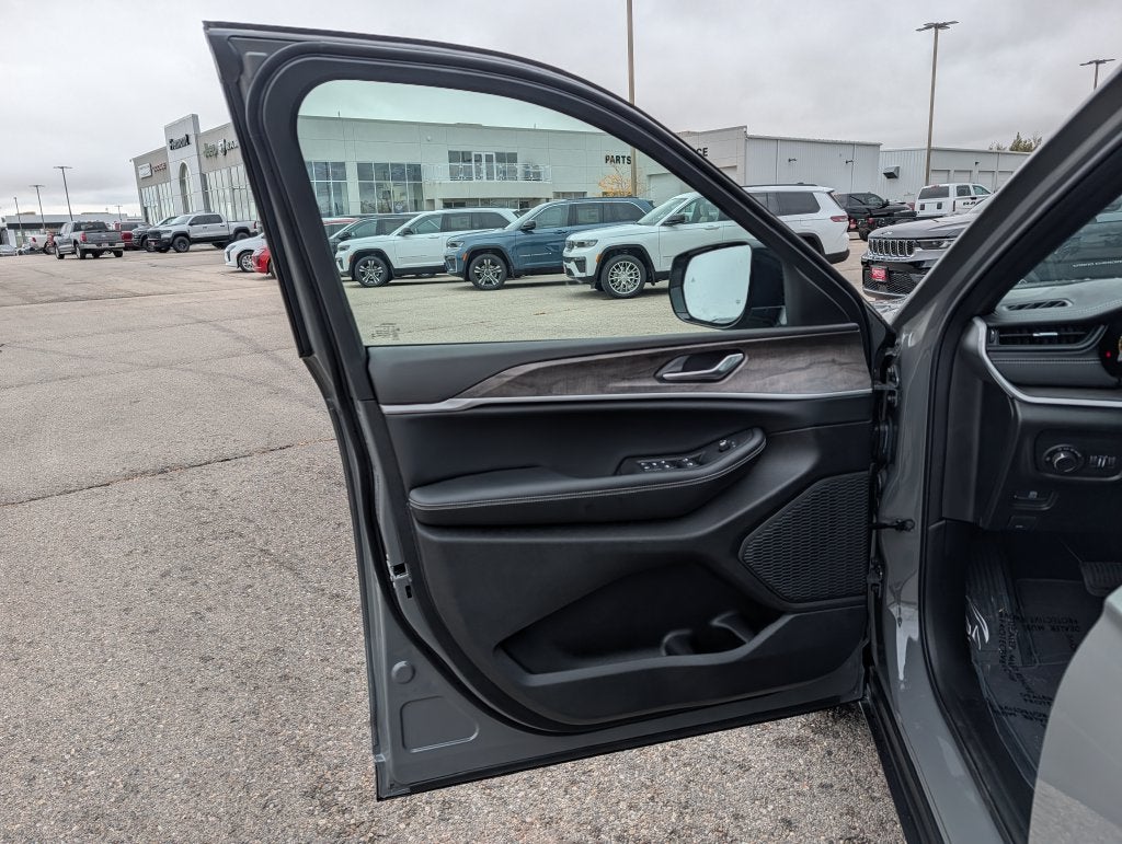2027 Jeep Grand Cherokee LAREDO ALTITUDE 4X4