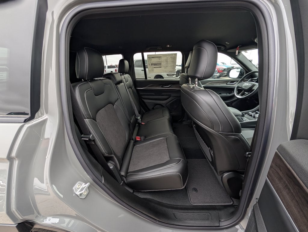 2027 Jeep Grand Cherokee LAREDO ALTITUDE 4X4