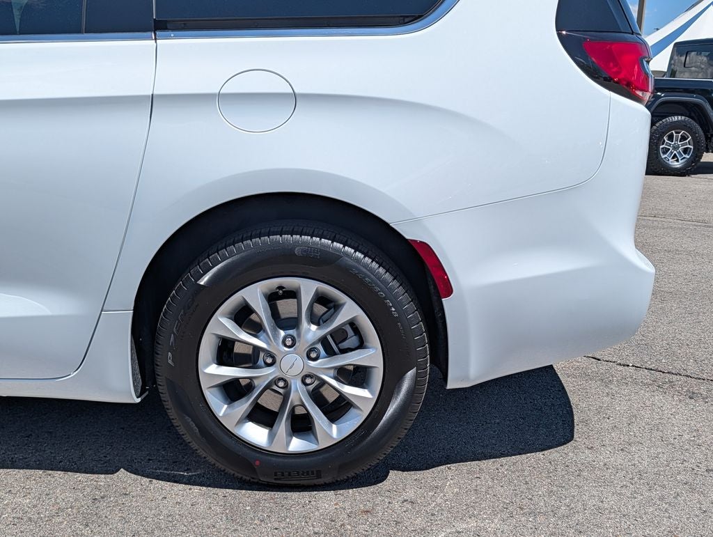 2027 Chrysler Pacifica Select