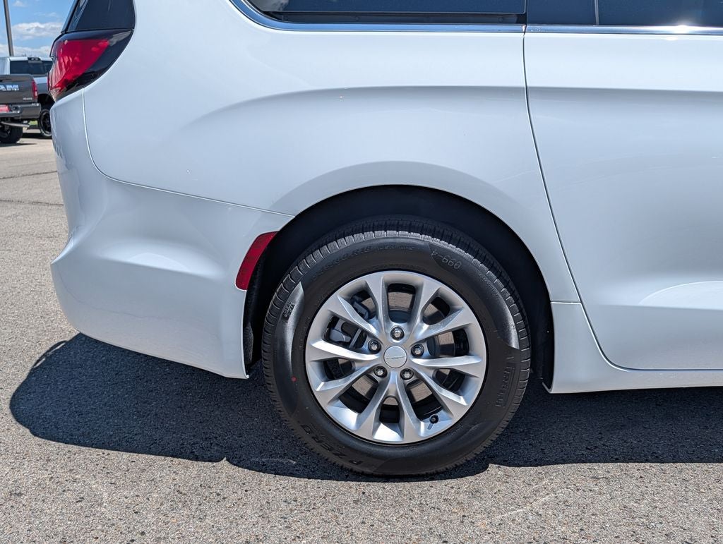 2027 Chrysler Pacifica Select