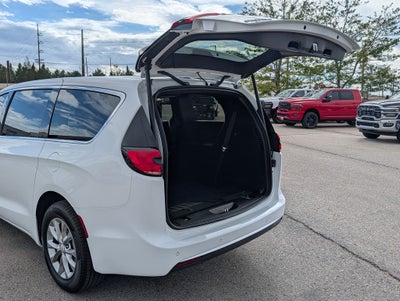 2027 Chrysler Pacifica Select AWD