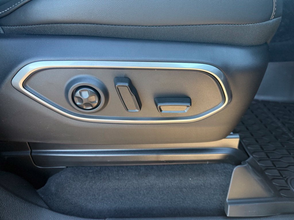 2027 Jeep Grand Wagoneer Base