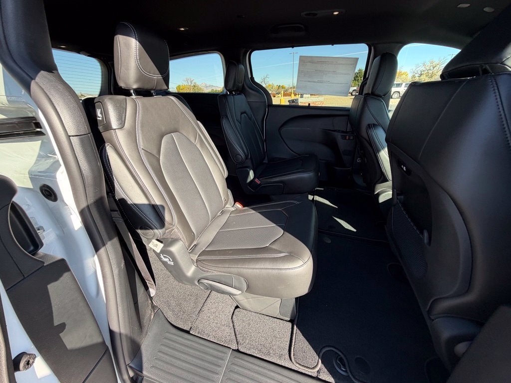 2027 Chrysler Pacifica PACIFICA SELECT AWD