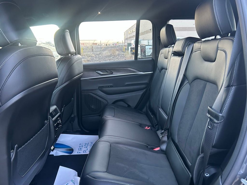 2026 Jeep Grand Cherokee Laredo Altitude