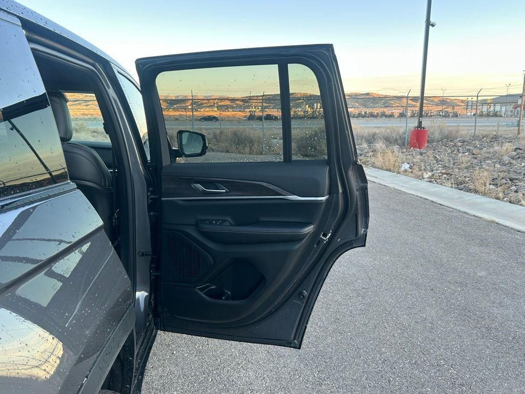 2026 Jeep Grand Cherokee Laredo Altitude