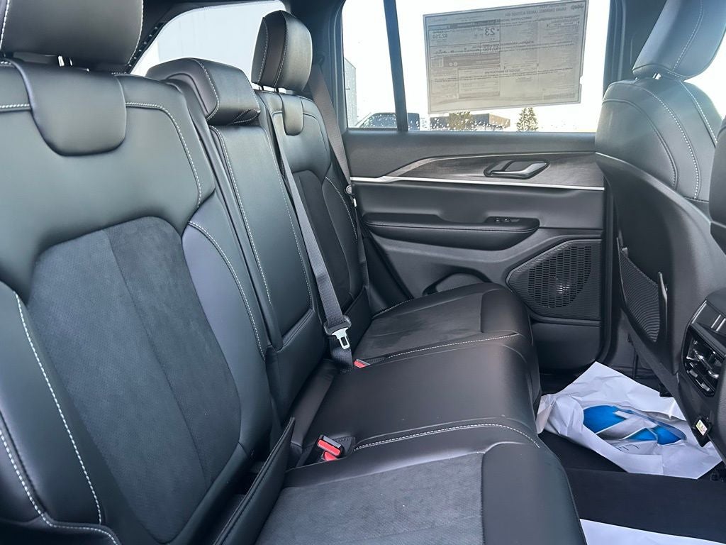 2026 Jeep Grand Cherokee Laredo Altitude