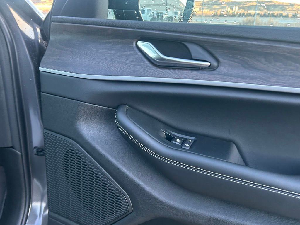 2026 Jeep Grand Cherokee Laredo Altitude