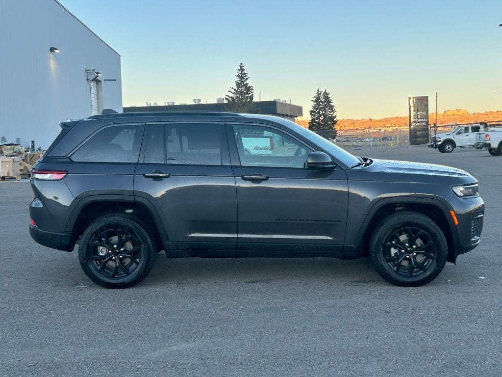 2026 Jeep Grand Cherokee Laredo Altitude