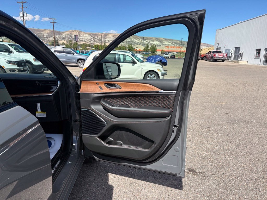2027 Jeep Grand Cherokee Summit