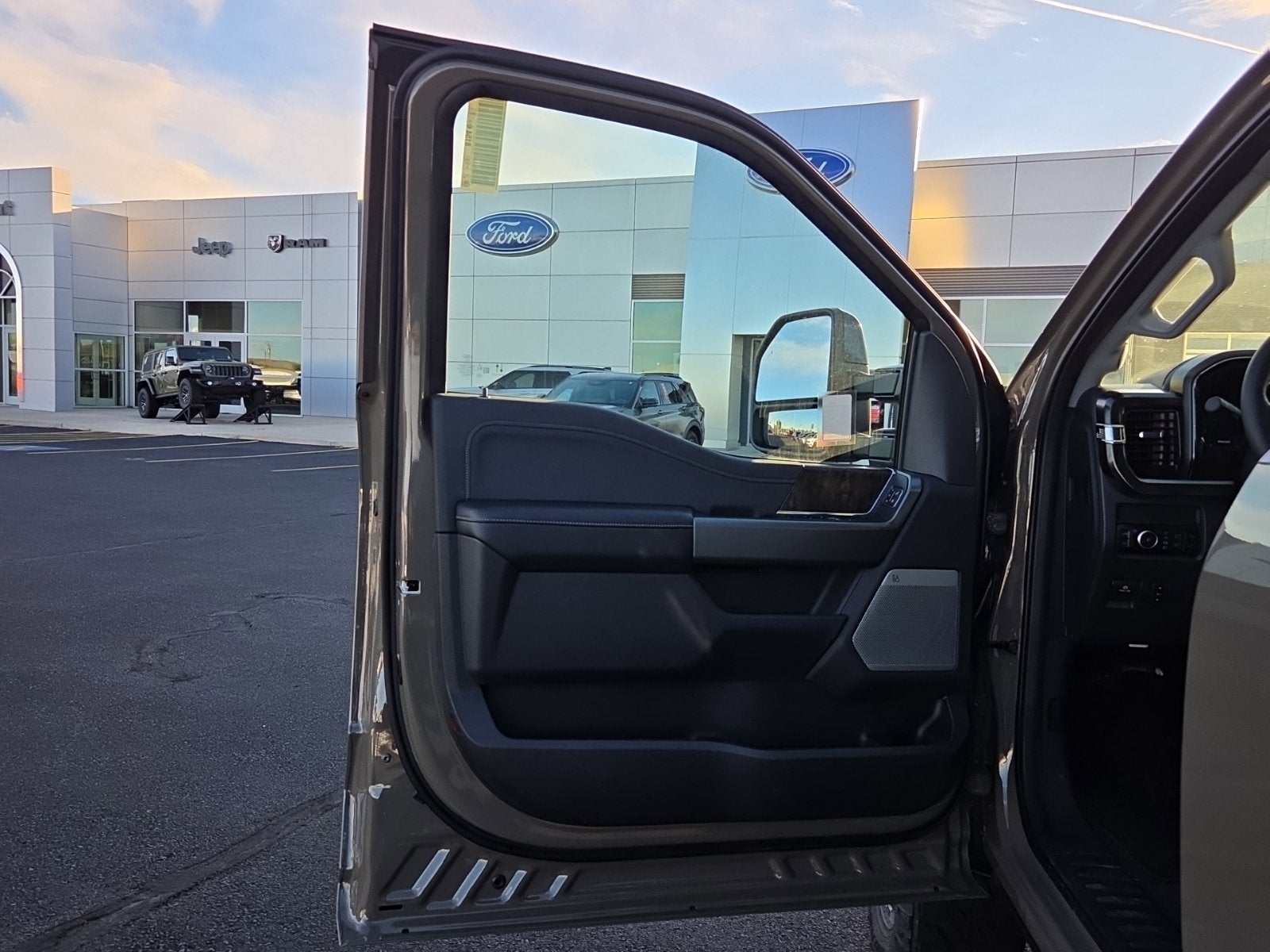 2027 Ford F-350SD F-350® Lariat®