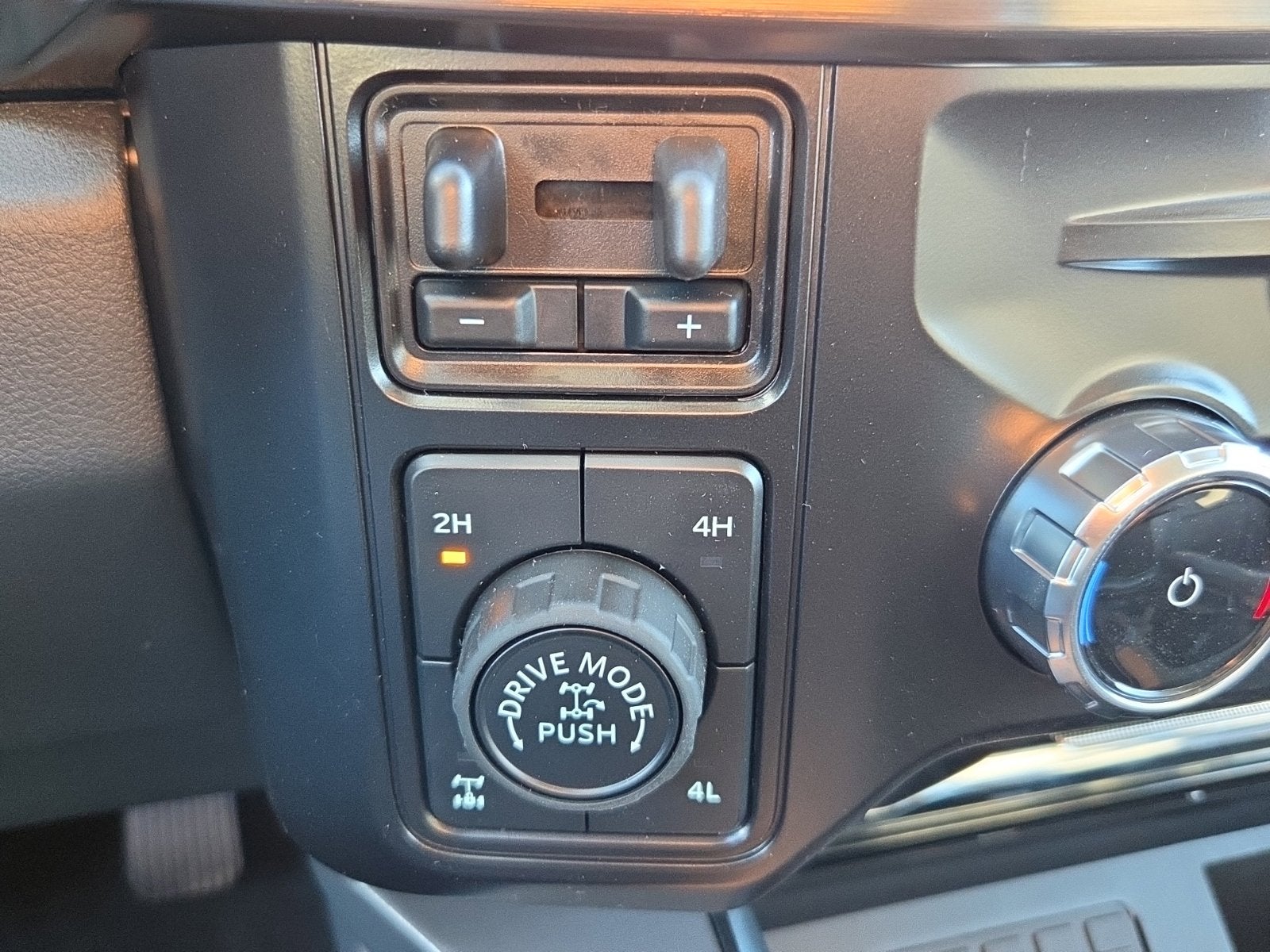 2027 Ford F-350SD F-350® Lariat®