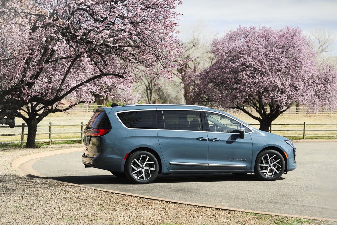 2027 Chrysler Pacifica Pinnacle side profile showing 121.6-inch wheelbase, Platinum Chrome trim, and power-sliding doors